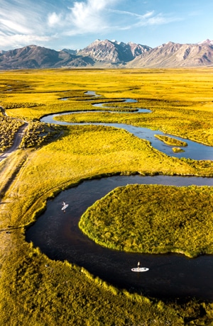 Flusslandschaft vor Bergen